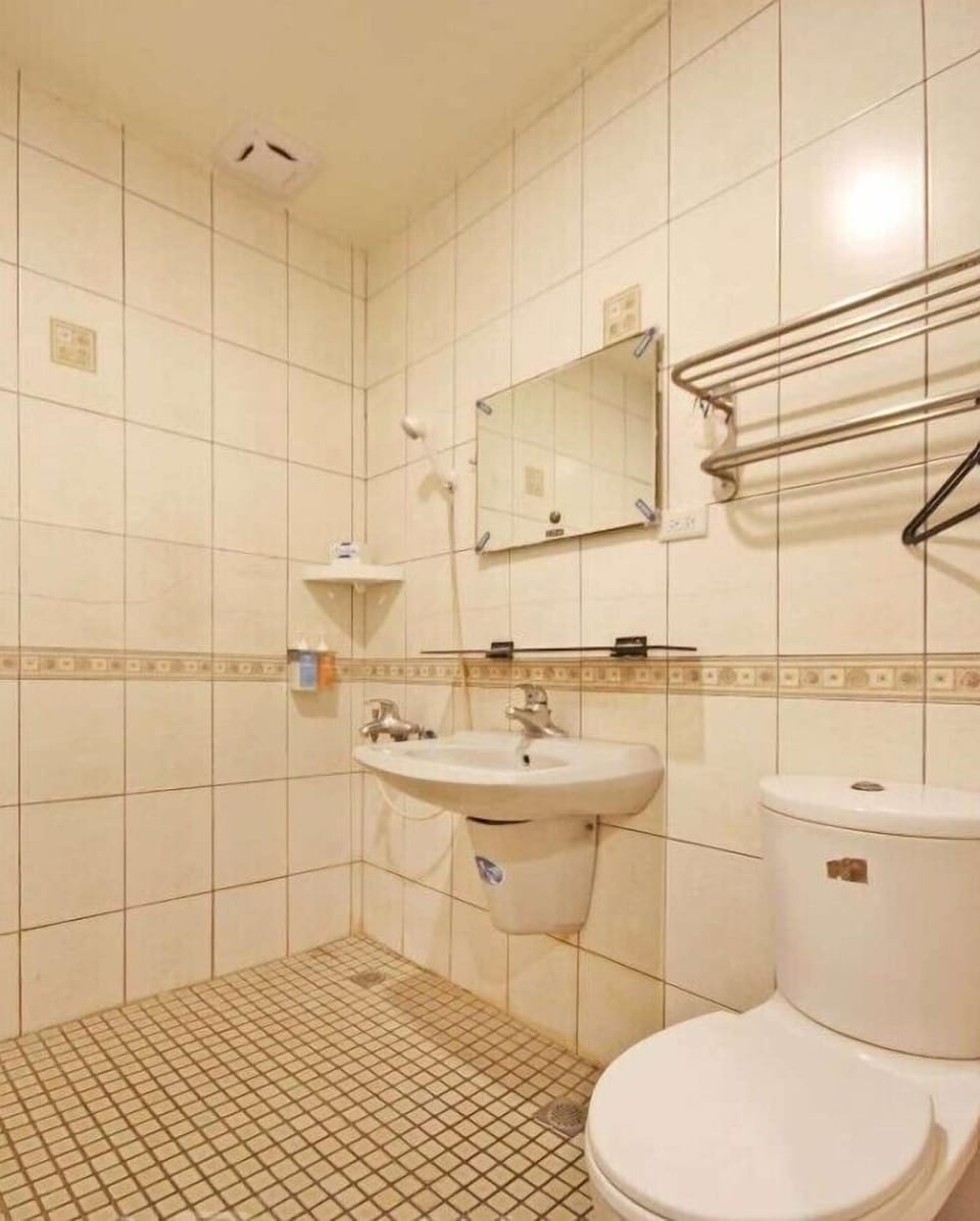 Deluxe Triple Room | Bathroom | Slippers