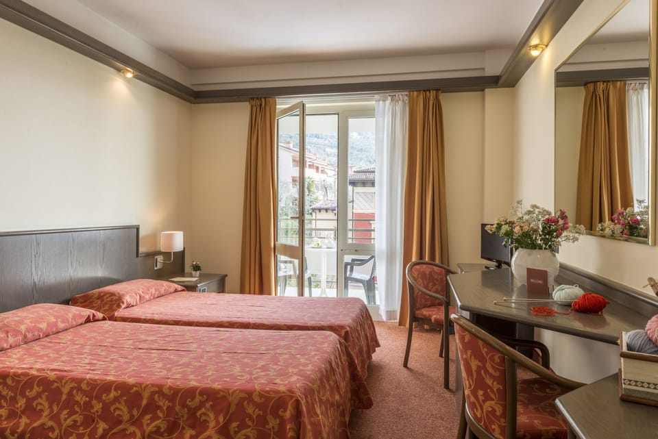 Classic Twin Room | In-room safe, desk, soundproofing, free WiFi