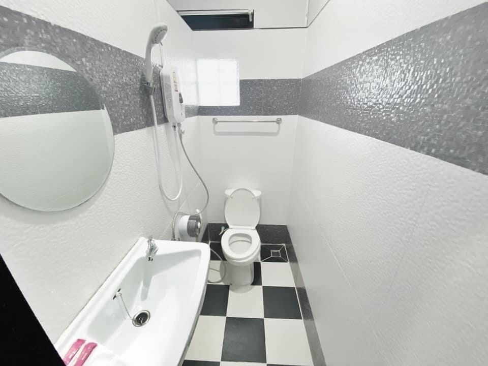 Economy Single Room | Bathroom | Shower