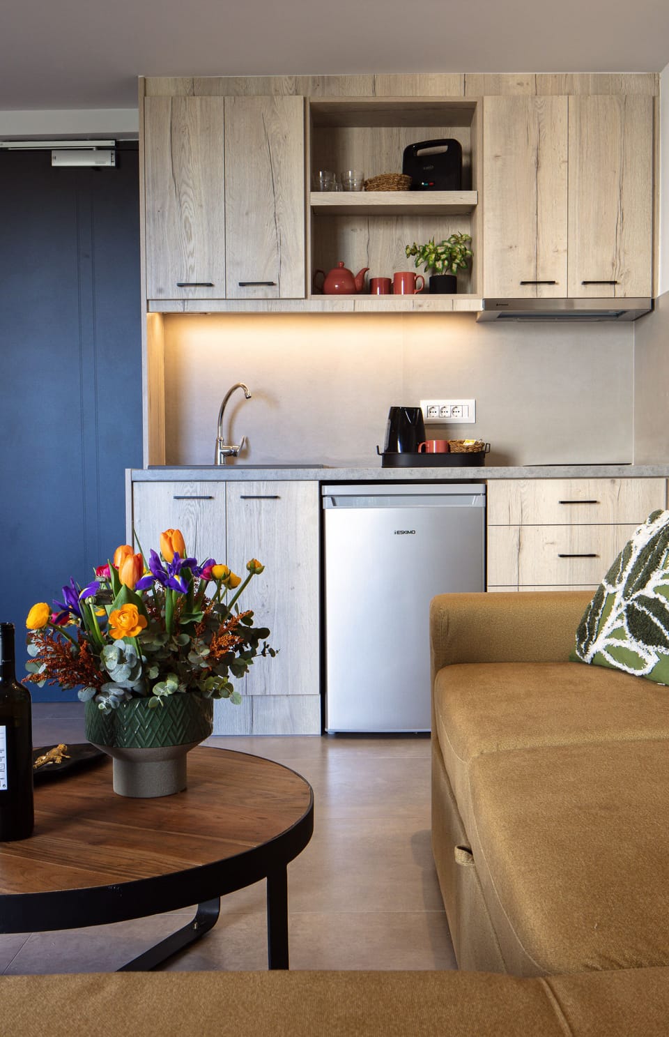 Executive Suite | Living area | 32-inch LCD TV with cable channels, TV