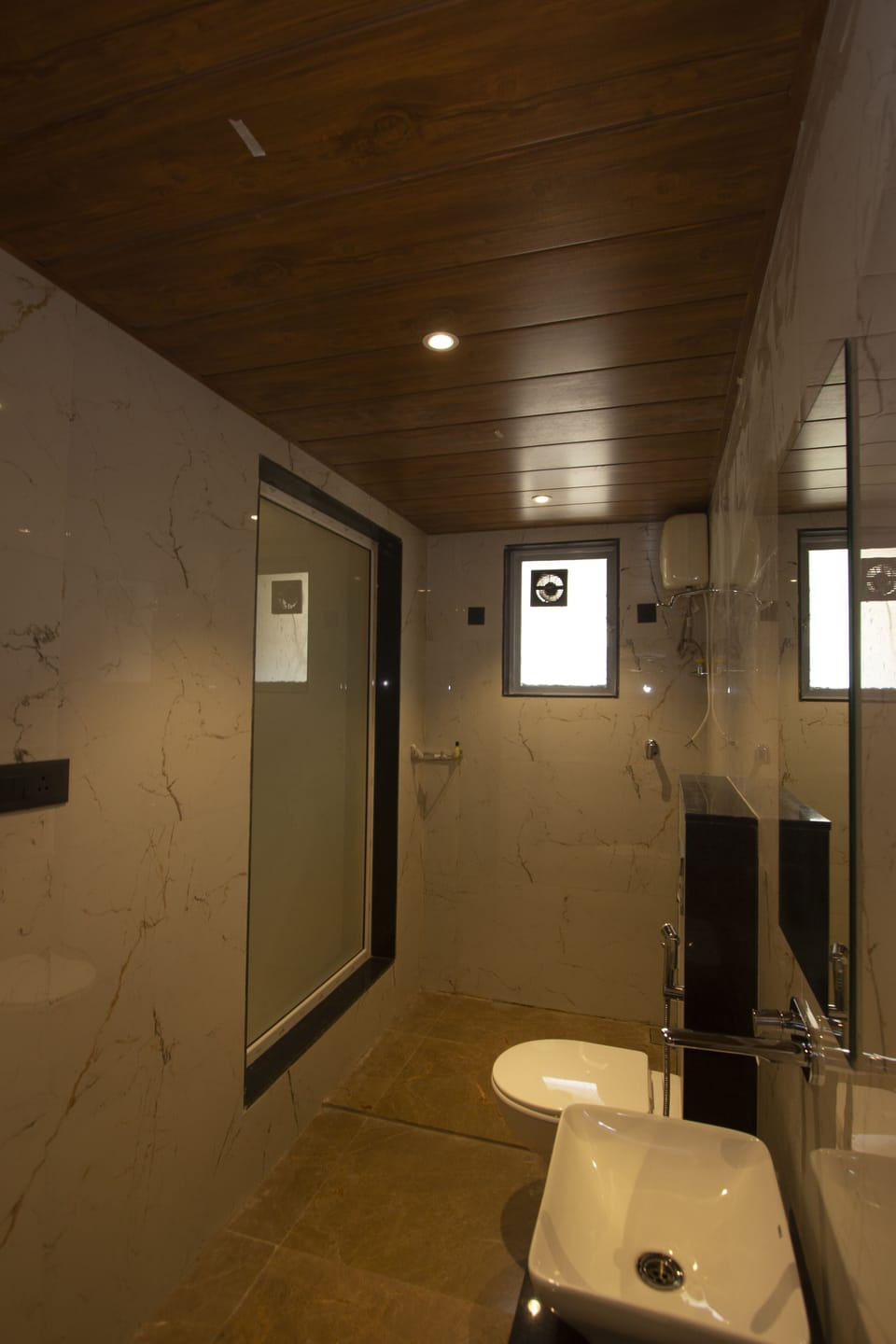 Premium Room | Bathroom | Shower, rainfall showerhead, towels, soap