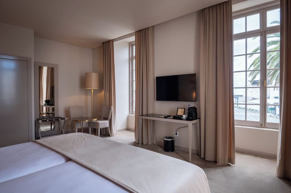 In-room safe, free WiFi, bed sheets