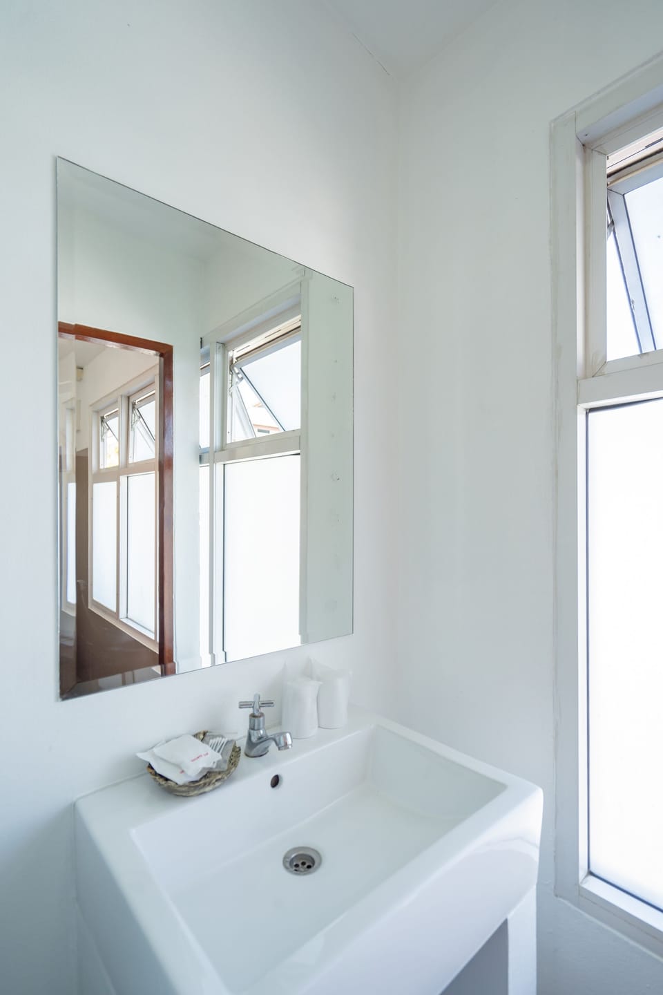 Superior Twin Room | Bathroom | Shower, rainfall showerhead, hair dryer, towels