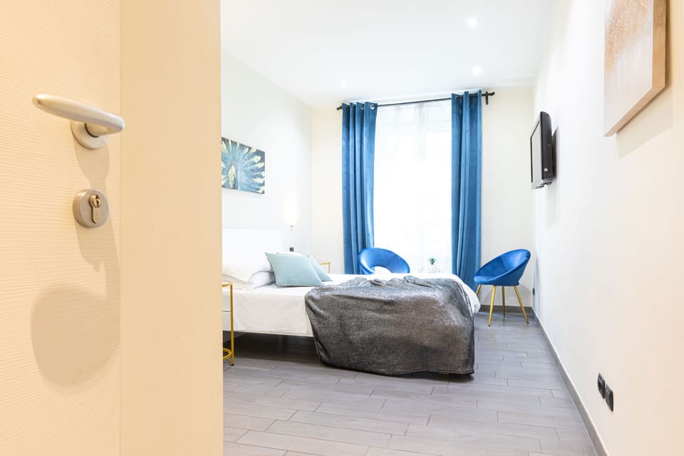 Double Room | In-room safe, desk, soundproofing, WiFi (free)