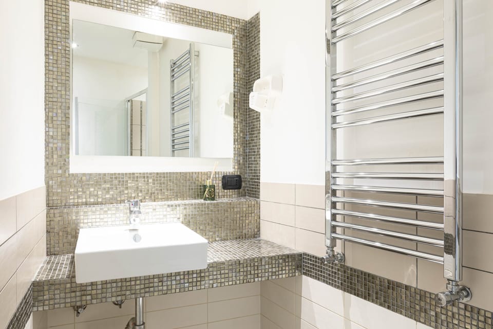 Double Room | Bathroom | Shower, free toiletries, hair dryer, towels