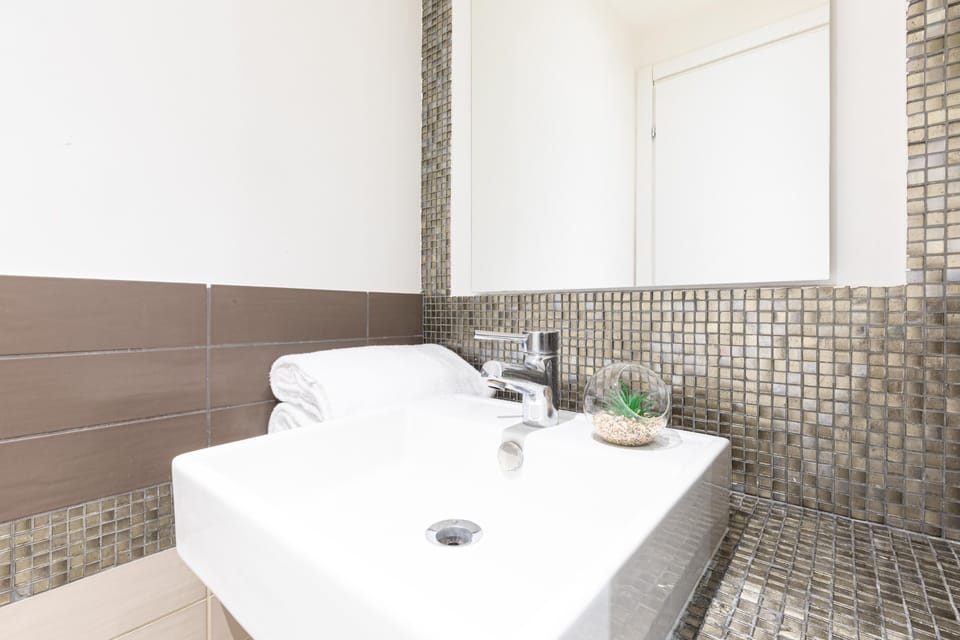 Double or Twin Room | Bathroom | Shower, free toiletries, hair dryer, towels