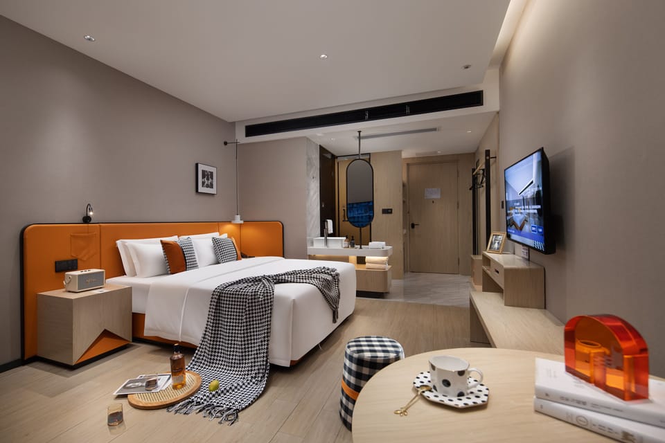 Luxury Single Room, 1 Queen Bed | In-room safe, blackout drapes, soundproofing, iron/ironing board