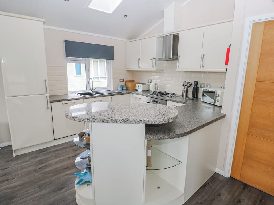 Cottage | Private kitchen | Fridge, dishwasher, electric kettle, toaster