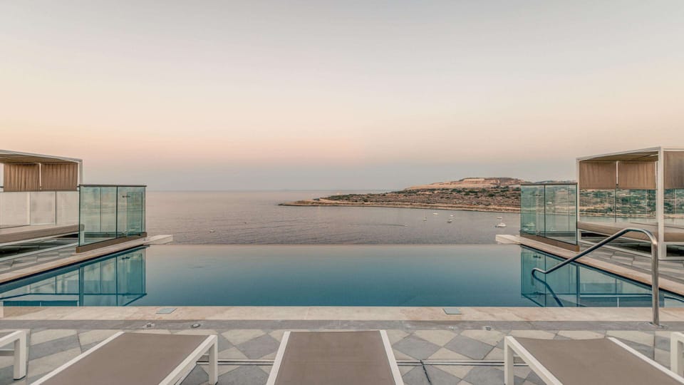 Indoor pool, 2 outdoor pools, free cabanas, pool umbrellas