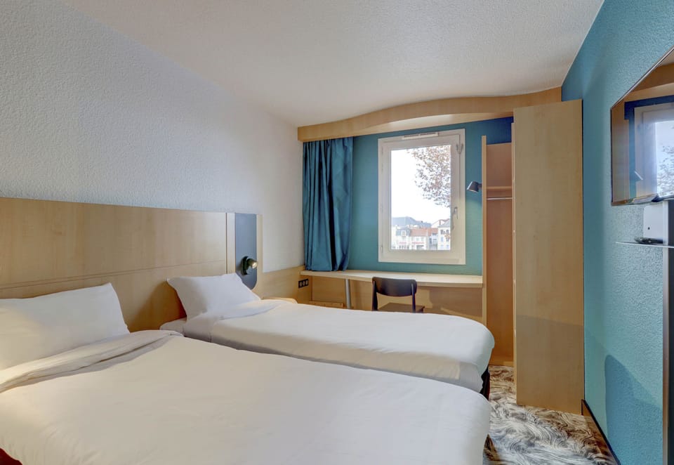 Twin Room, 2 Twin Beds | Desk, free WiFi, bed sheets