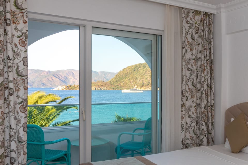 Standard Room, Sea View | Minibar, WiFi (free), bed sheets