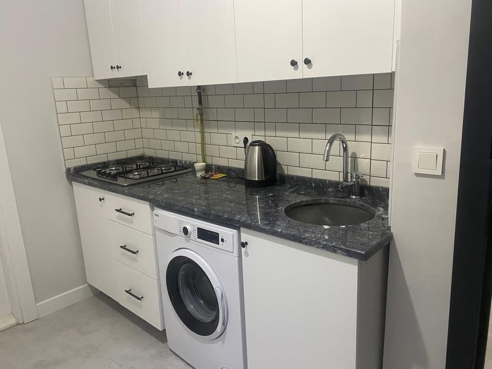 Comfort Apartment | Private kitchen | Mini-fridge, stovetop, griddle, cookware/dishes/utensils