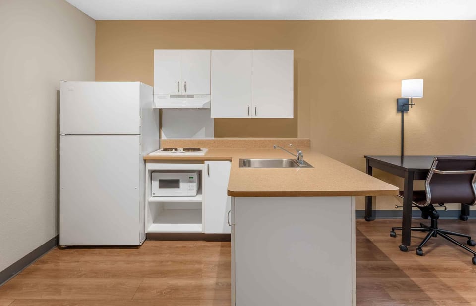 Full-size fridge, microwave, stovetop, coffee/tea maker