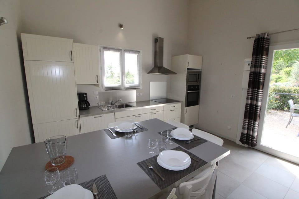 House, 2 Bedrooms, Pool Access, Garden Area (Gîte L'Amandier) | Living area