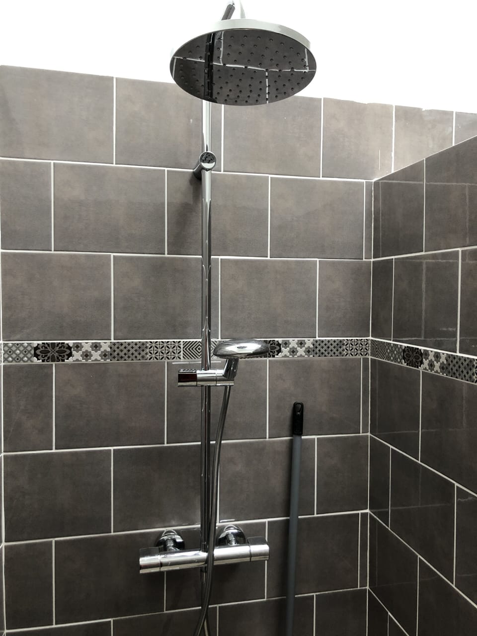 Comfort Apartment | Bathroom | Shower, rainfall showerhead, hair dryer, towels