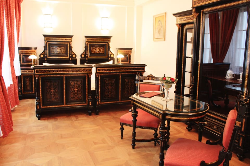 Elite Suite | Minibar, in-room safe, iron/ironing board, free WiFi