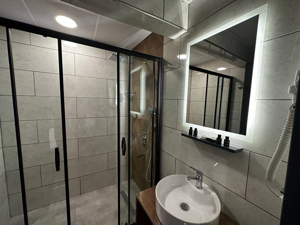 Economy Double or Twin Room, Non Smoking | Bathroom | Designer toiletries, hair dryer, slippers, towels