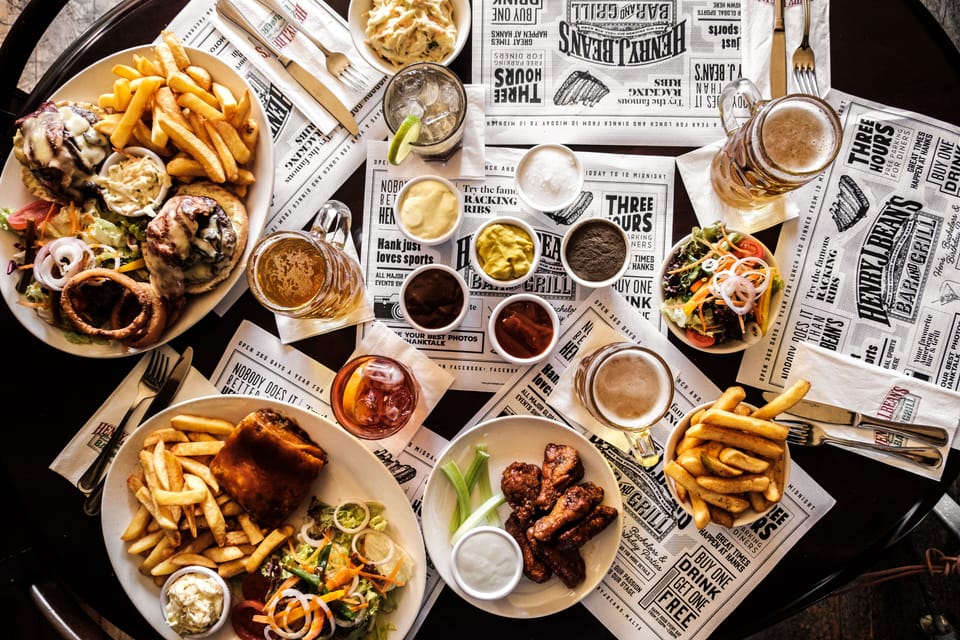 10 restaurants; breakfast, lunch, and dinner served