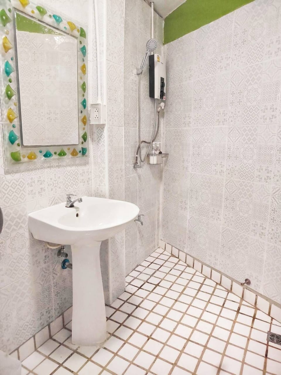 Standard Room, 1 Queen Bed | Bathroom | Shower, hair dryer, towels, soap