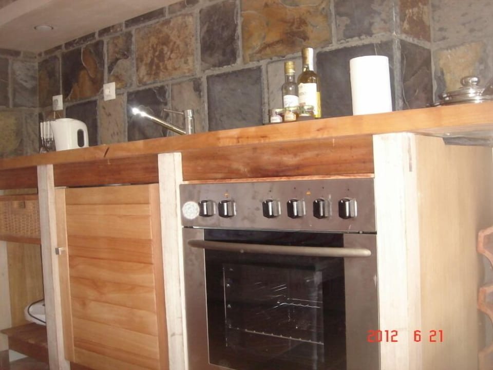 Comfort Studio, 1 Queen Bed with Sofa bed, Garden View, Beachfront | Private kitchen | Mini-fridge, microwave, oven, stovetop