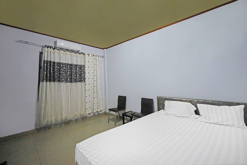 Laptop workspace, WiFi (free), bed sheets