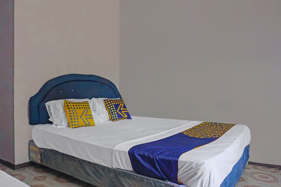 Desk, laptop workspace, WiFi (free), bed sheets
