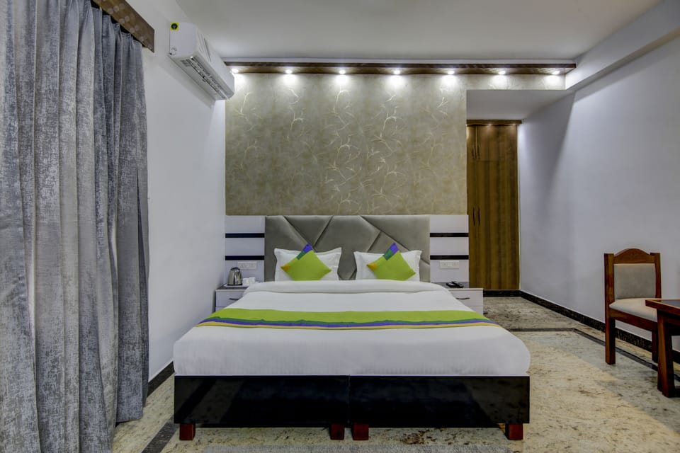 Deluxe Room | Desk, bed sheets