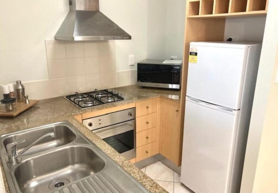Full-size fridge, microwave, oven, stovetop