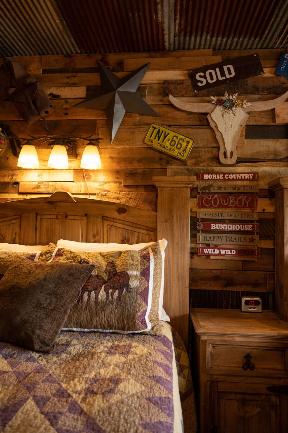 Standard Room, 1 King Bed, Non Smoking, Private Bathroom | Individually decorated, free WiFi, bed sheets