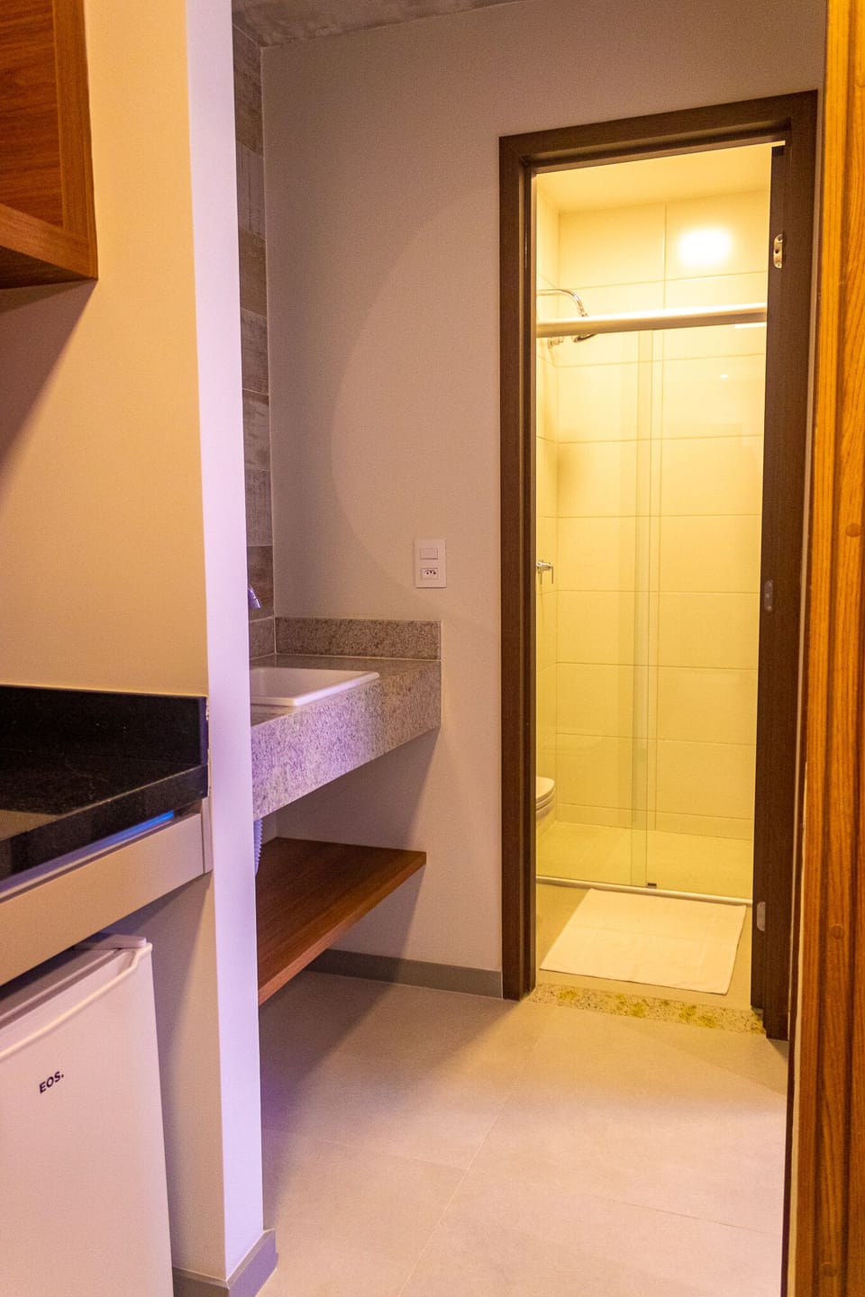 Comfort Apartment | Bathroom | Shower, rainfall showerhead, hair dryer, towels