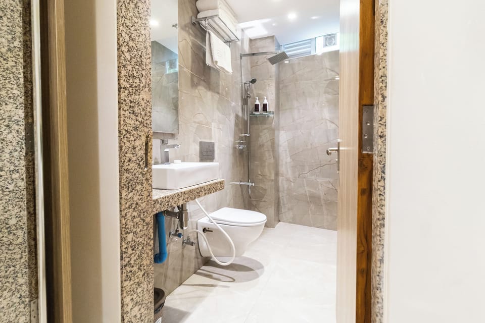 Superior Twin Room | Bathroom | Shower, rainfall showerhead, free toiletries, hair dryer