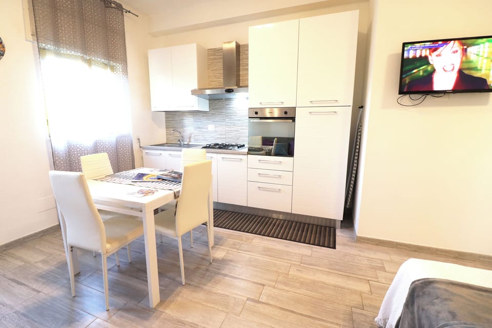 House, 1 Bedroom, City View | Dining