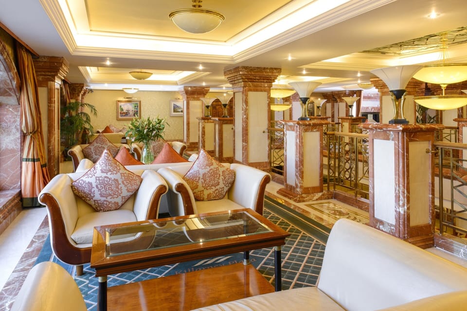 Lobby lounge