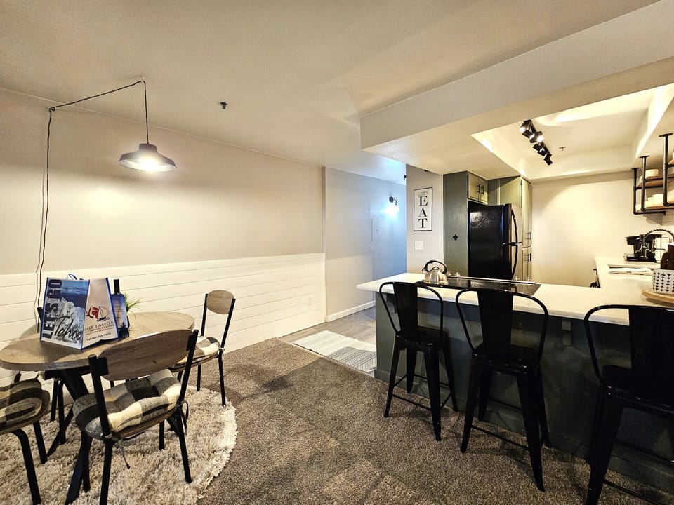 Condo, 1 Bedroom | Dining