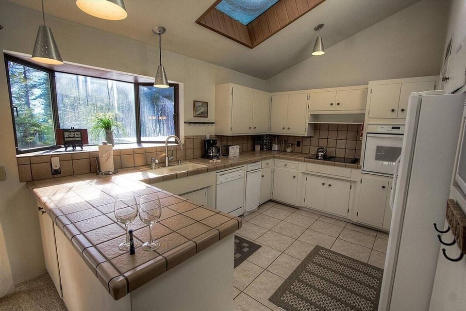 House, 2 Bedrooms | Private kitchen | Coffee/tea maker, fridge, toaster