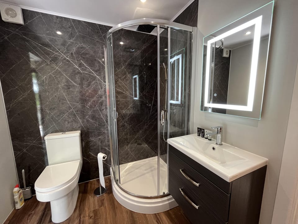 Cabin | Bathroom | Shower, free toiletries, hair dryer, towels