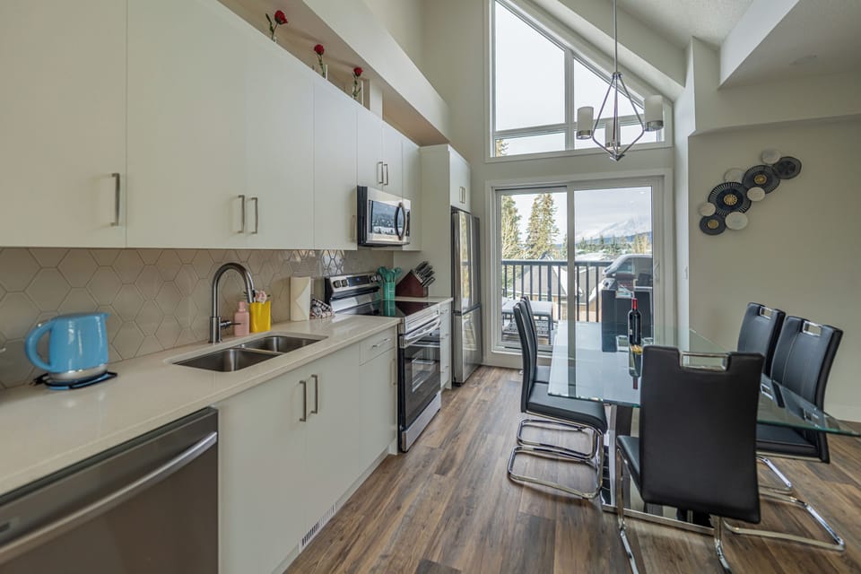 Family Townhome | Private kitchen | Coffee/tea maker, full-size fridge, microwave, dishwasher