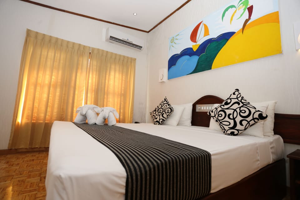 Minibar, in-room safe, desk, iron/ironing board