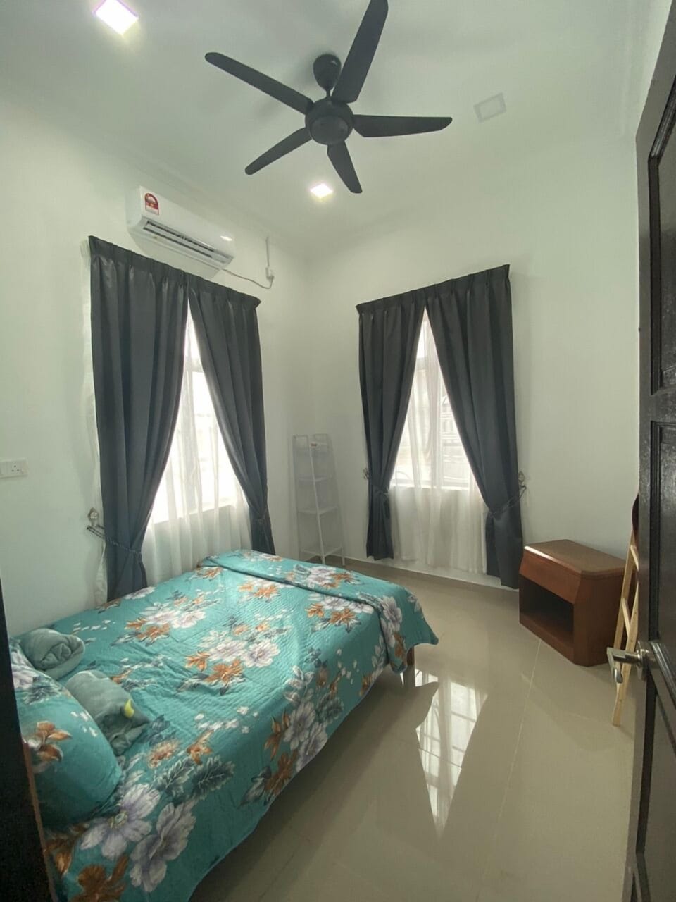 4 bedrooms, iron/ironing board