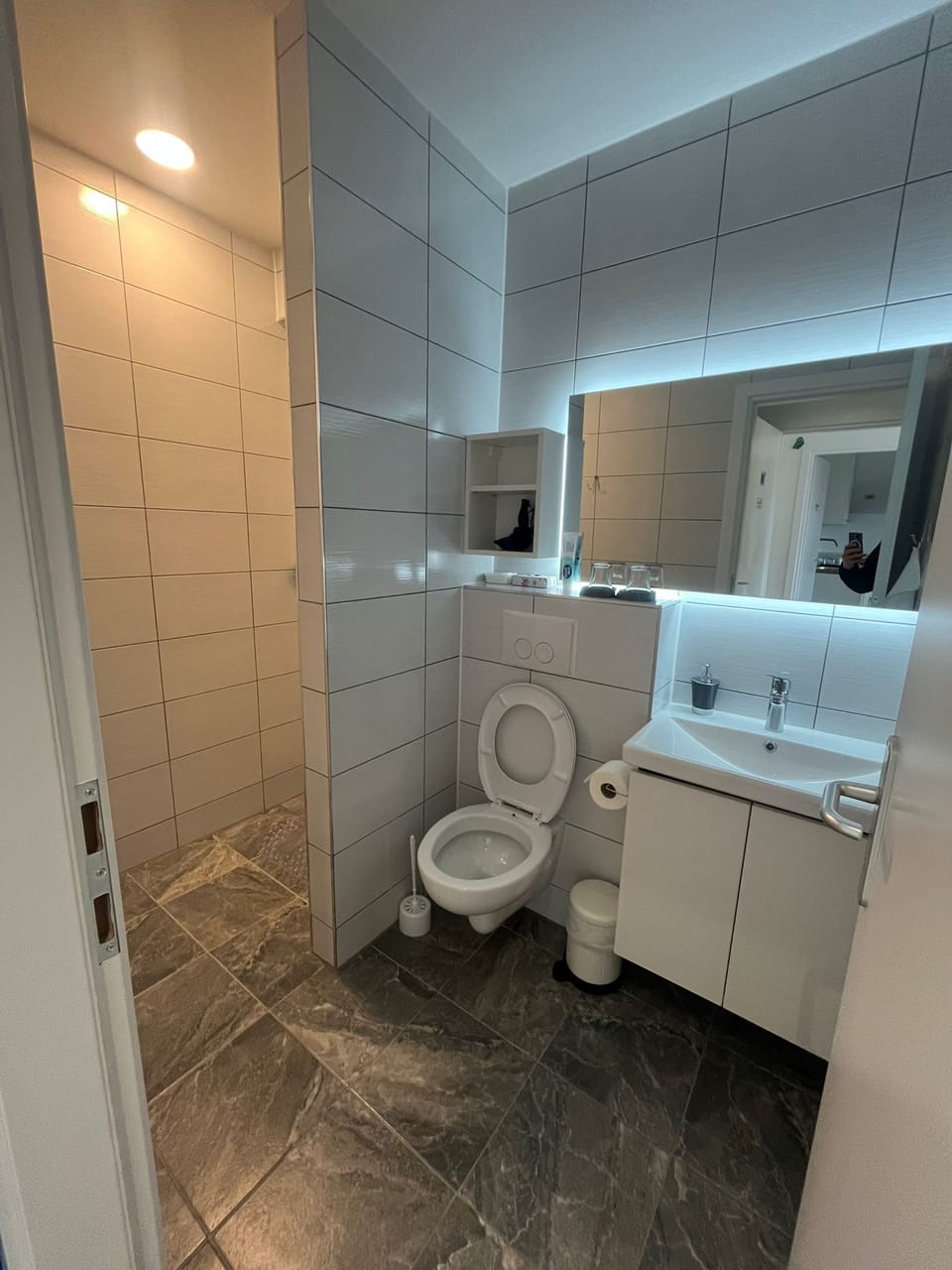 Economy Room | Bathroom | Shower, hair dryer, towels