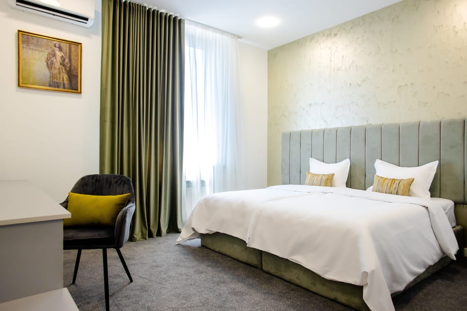 Comfort Double or Twin Room | Memory foam beds, minibar, desk, laptop workspace