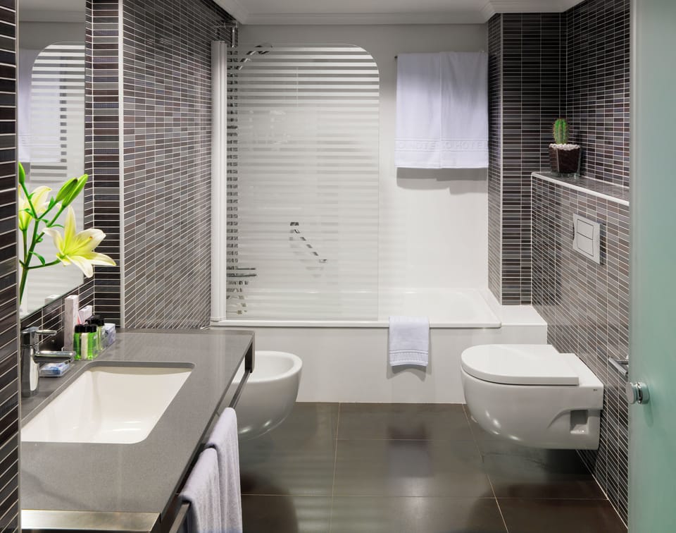Suite, 1 Bedroom | Minibar, desk, bed sheets