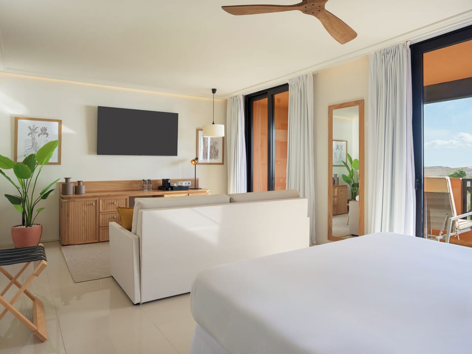 Desk, free rollaway beds, free WiFi, bed sheets