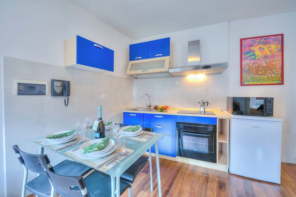 Family Apartment, Multiple Bedrooms, Mountainside (Casa Umberto) | Private kitchen | Fridge, microwave, oven, stovetop