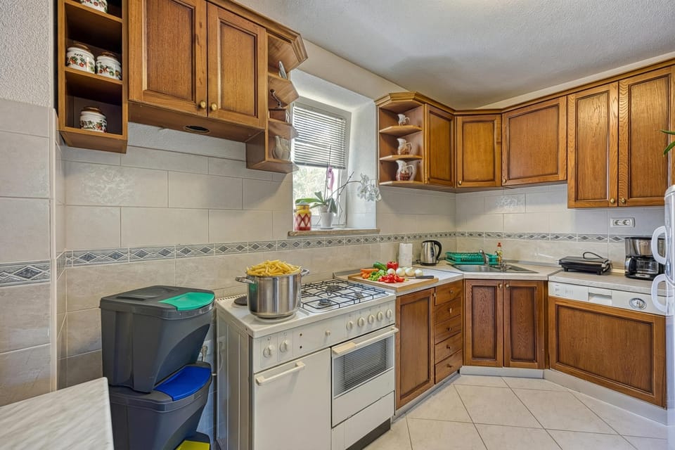Family House, 3 Bedrooms, 2 Bathrooms (Pool House Klarina) | Private kitchen | Electric kettle