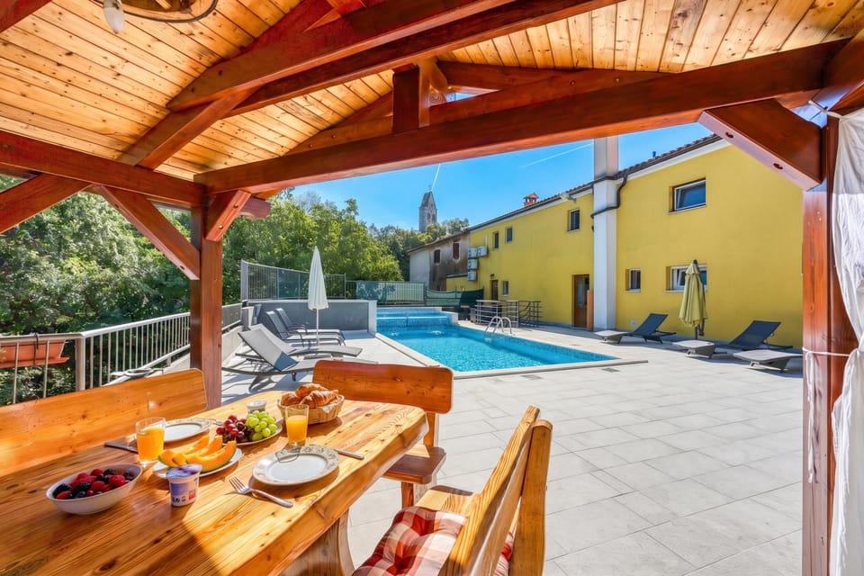 Family House, 3 Bedrooms, 2 Bathrooms (Pool House Klarina) | Outdoor dining
