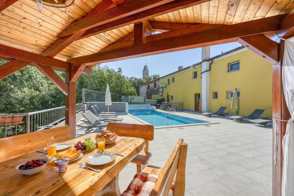 Family House, 3 Bedrooms, 2 Bathrooms (Pool House Klarina) | Outdoor dining