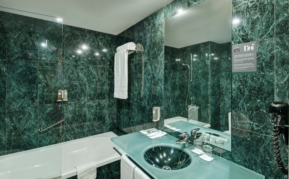 Combined shower/tub, hair dryer, bidet, towels