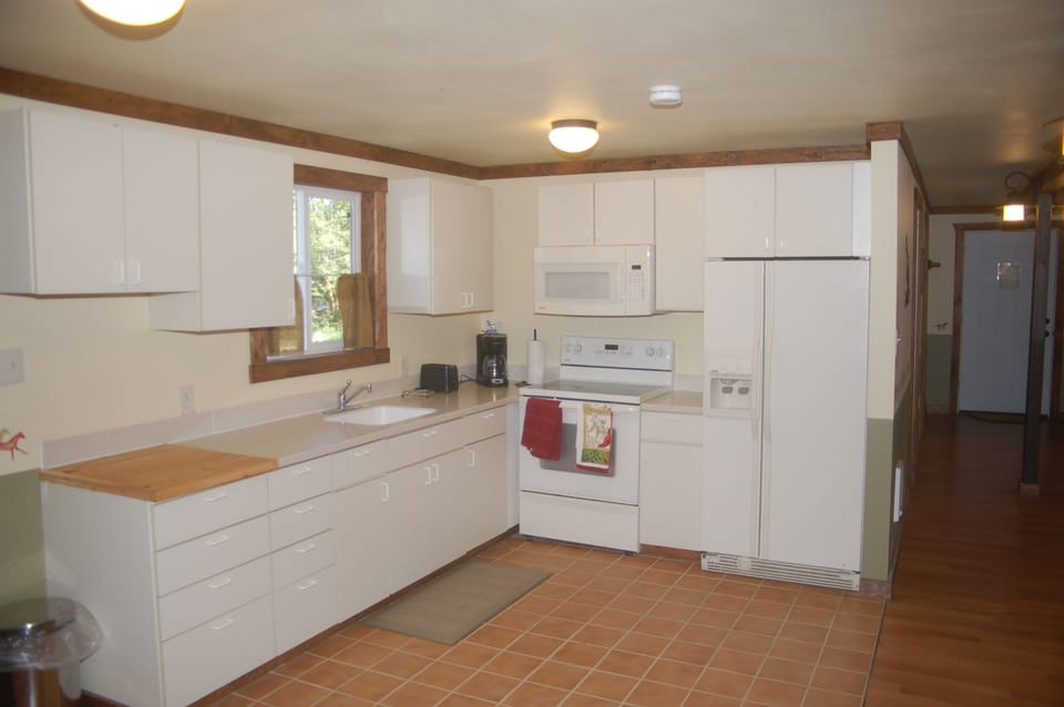 Cabin, 2 Bedrooms, Non Smoking, Kitchen (Linens Included) | Private kitchen | Fridge, microwave, oven, stovetop