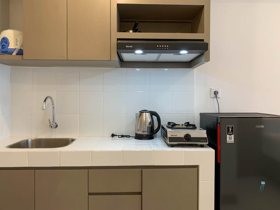 Deluxe Apartment | Private kitchen | Full-size fridge, stovetop